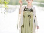 The Charm of Mini-Sized,Medium-Length Cheongsam:A Closer Look