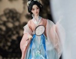 Pursifying Elegance:The Art of Styling a Purple Cheongsam with a Shawl