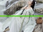 The Elegance of a White-Upper Red-Lower Horse-Tail Skirt:A Cultural Exploration