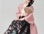 Summer Splendor:The Charm of a Cheerful Mother-in-Law in a Qipao during the Summer Season