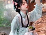 The Enchanting Youth of a Cheongsam Girl with Reverse-Large Sleeve