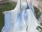 The Elegance of Hanfu:The Story of a Womans Qidun in Traditional Chinese Beauty