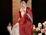 Hanfu Fashion:Xiaohua and Xiaoxias Journey into Traditional Chinese Clothing