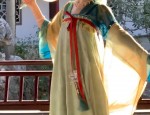 Chinese-Style Bags and Cheongsam:A Fashion Fusion
