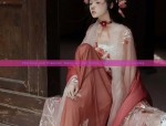 A Journey into the World of Lavender-Hued改良 Cheongsam:A Tale of Elegance and Innovation