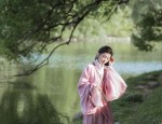 The Allure of Traditional Hanfu in Summer:The Cross-Over Style