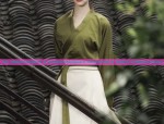 Styling a Plum-Fronted Skirt with a Jacket:The Perfect Blend of Traditional and Modern Fashion