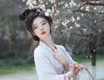 Mini-Sized Charm in Summer Cheongsam:The Art of Wearing a Qipao
