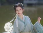 Bluedress:The Modernized Qipao and Its Youthful Embrace