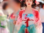 The Splendor of Hanfu Raincoats and Their Fringes:A Cultural Exploration