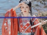 The Elegance of a Lady in a Qipao and the Charms of Duanzimi Noodles