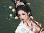 Elegance in Traditional Chinese Clothing:The Melt-Moon Hanfu
