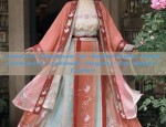 The Joy of a 40-to 50-Year-Old Mother in a Cheongsam:The Story of a Beloved Brides Mother