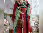 The Enchantment of Necklaces and Horseface Skirts:A Fashionable Fusion