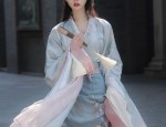 Winter Cheongsam for Young Girls:A Traditional Salutation Outfit for Chinese New Year