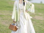 Maternal-Child Harmony in Traditional Hanfu Fashion:A Tale of a Mother-Daughter Duo