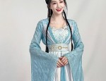 The Journey of a 13-Year-Old Student into the Realm of Traditional Chinese Hanfu Costumes