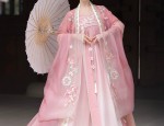 The Elegance of White Fish-Tail Cheongsam:A Cultural Icon of Chinese Traditional Beauty