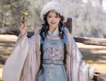 The Enchantment of Sandals and Cheongsam:A Fashion Fusion