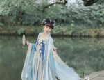 Peach Blossom and Silk Threads:Exploring the Beauty of Hanfu with the Lithe Grace of a Falling Pear