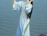The Allure of Traditional Hanfu in Summer:The Cross-Over Style