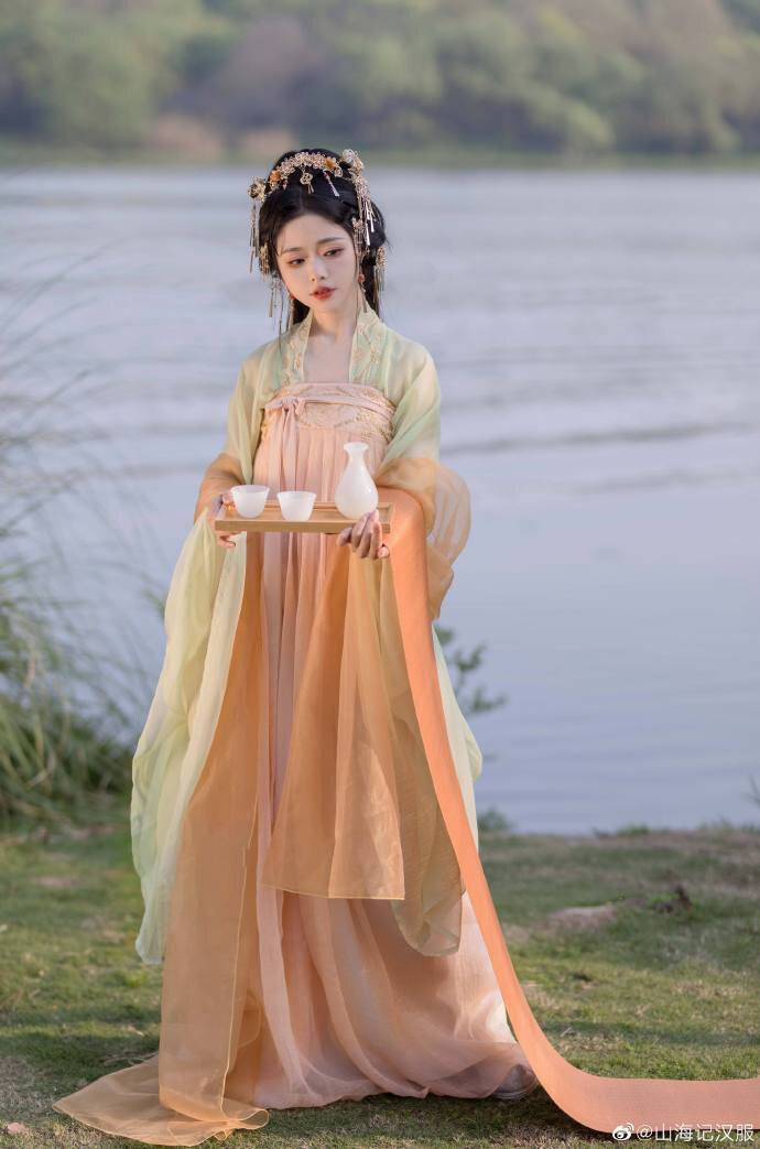 A Little Girls Hanfu Horseface Skirt and Hanfu Necklace:A Journey into Traditional Chinese Beauty A Little Girls Hanfu Horseface Skirt and Hanfu Necklace:A Journey into Traditional Chinese Beauty