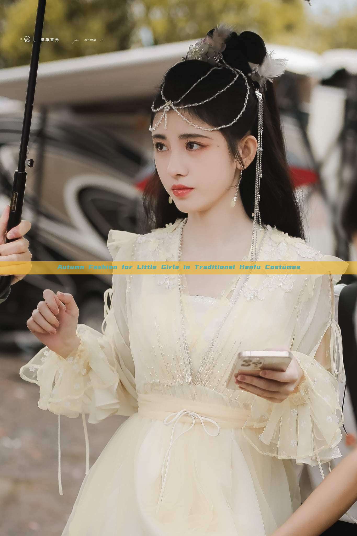 Autumn Fashion for Little Girls in Traditional Hanfu Costumes Autumn Fashion for Little Girls in Traditional Hanfu Costumes