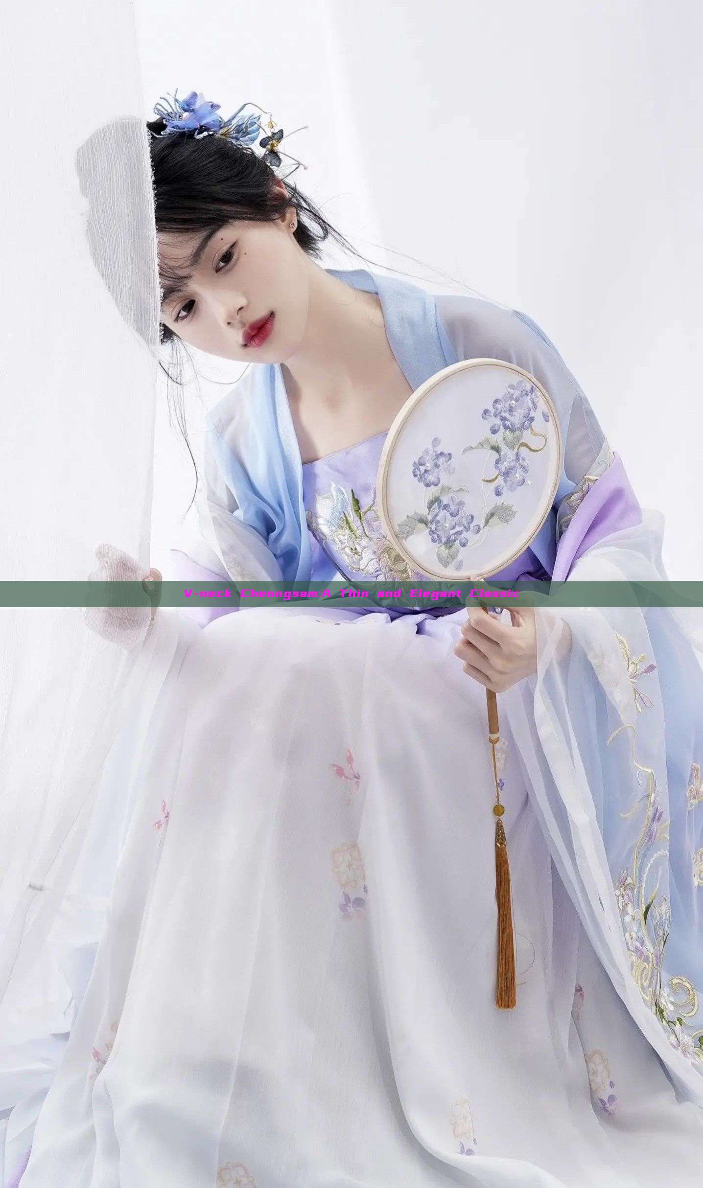 V-neck Cheongsam:A Thin and Elegant Classic V-neck Cheongsam:A Thin and Elegant Classic