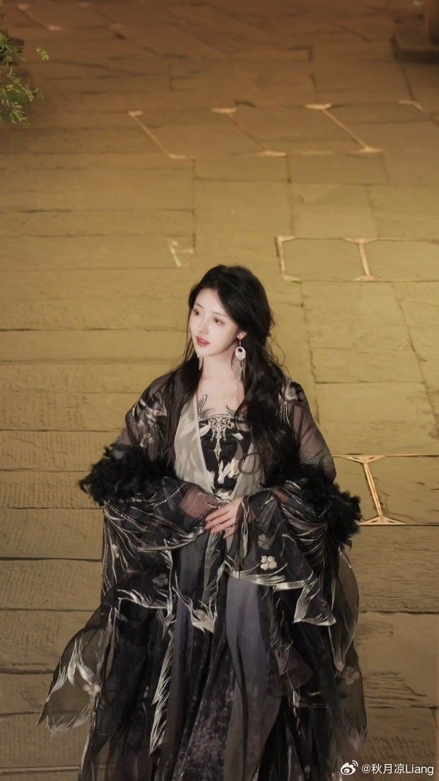 Embracing Traditional Elegance:Original Hanfu Fashion by Yujin Embracing Traditional Elegance:Original Hanfu Fashion by Yujin