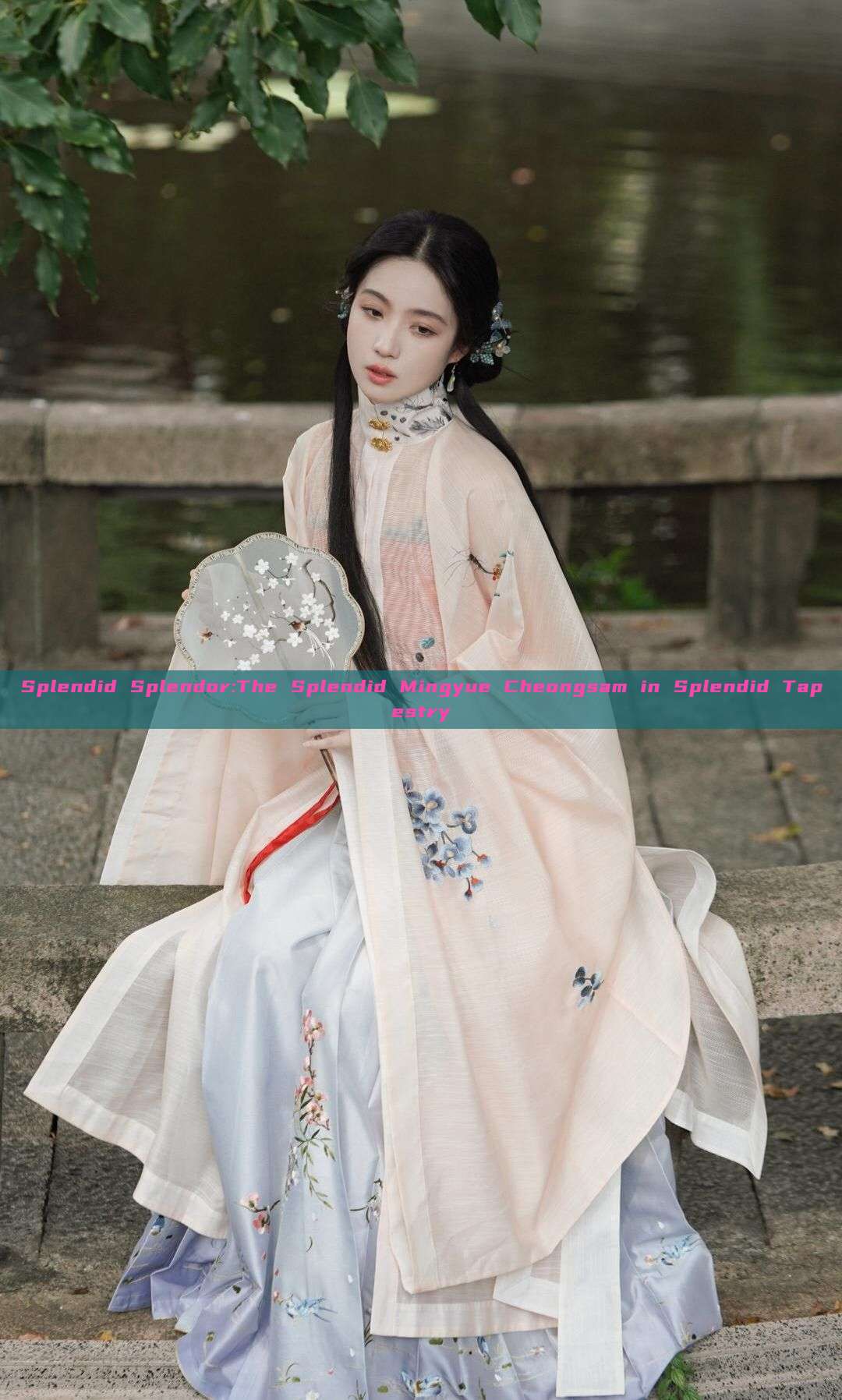 Splendid Splendor:The Splendid Mingyue Cheongsam in Splendid Tapestry Splendid Splendor:The Splendid Mingyue Cheongsam in Splendid Tapestry