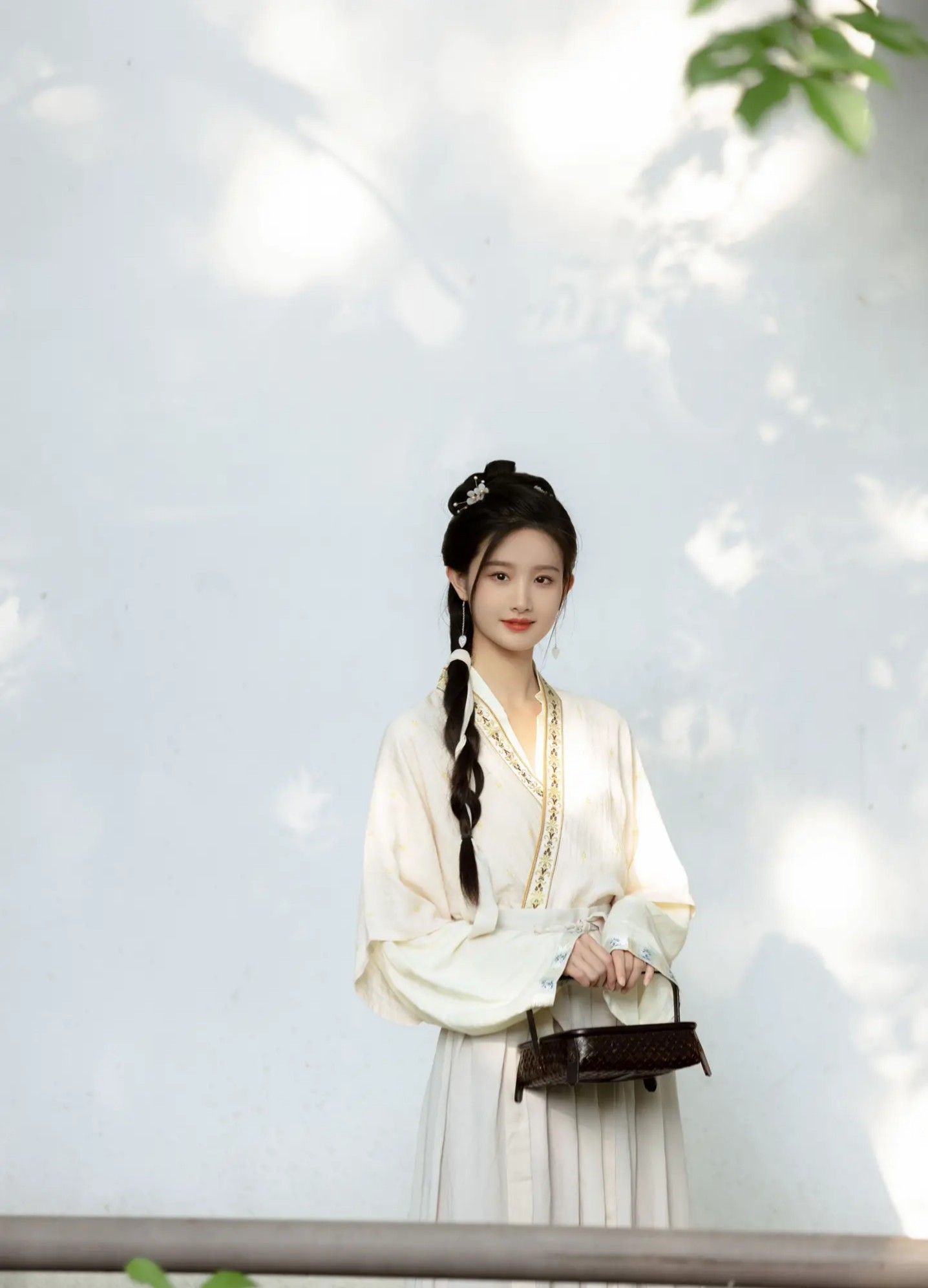 Embracing the New Sino-Chic Style:A Closer Look at Light Green Cheongsam Embracing the New Sino-Chic Style:A Closer Look at Light Green Cheongsam