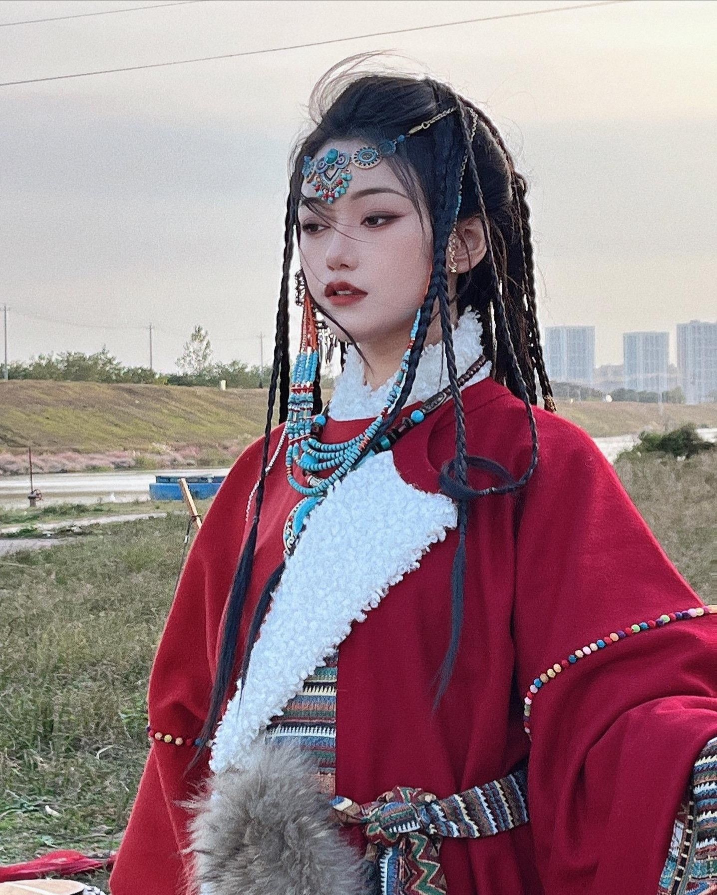Moon-Pointing Left Hand and Hanfu:A Journey into Traditional Chinese Cultural Elegance Moon-Pointing Left Hand and Hanfu:A Journey into Traditional Chinese Cultural Elegance