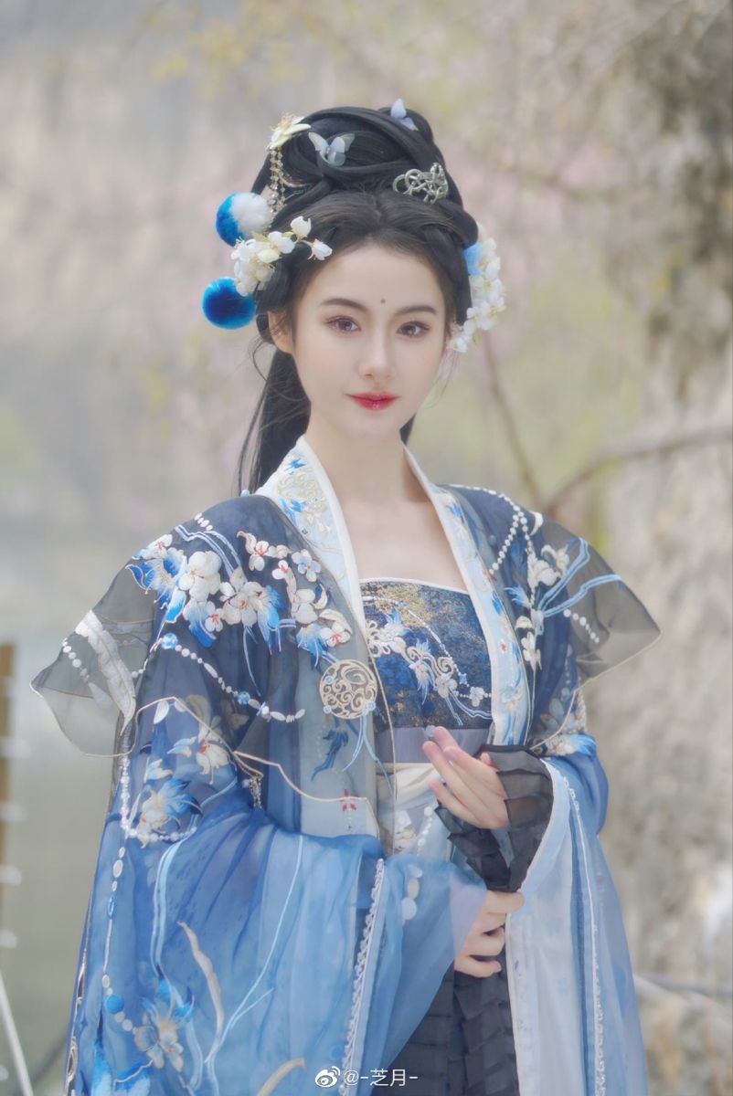 Hanfu Sisterly Style:A Tale of Girlhood in Traditional Splendor Hanfu Sisterly Style:A Tale of Girlhood in Traditional Splendor