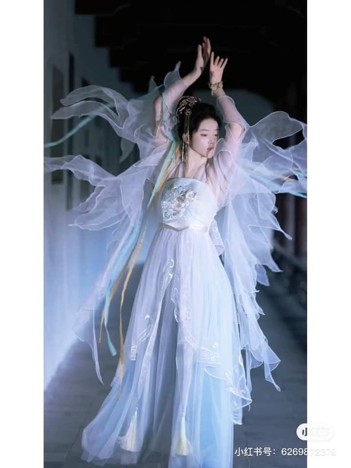 Modern Chinese Champagne-Hued Sleeveless Cheongsam as a Toast-Worthy Ceremonial Outfit Modern Chinese Champagne-Hued Sleeveless Cheongsam as a Toast-Worthy Ceremonial Outfit
