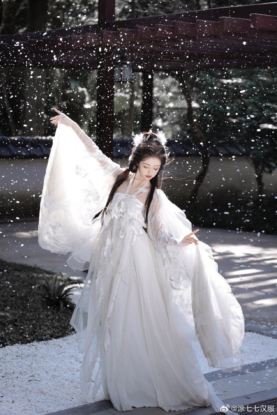 The Elegance of Hanfu:A Close Examination of White Intersection-collar Clothing The Elegance of Hanfu:A Close Examination of White Intersection-collar Clothing