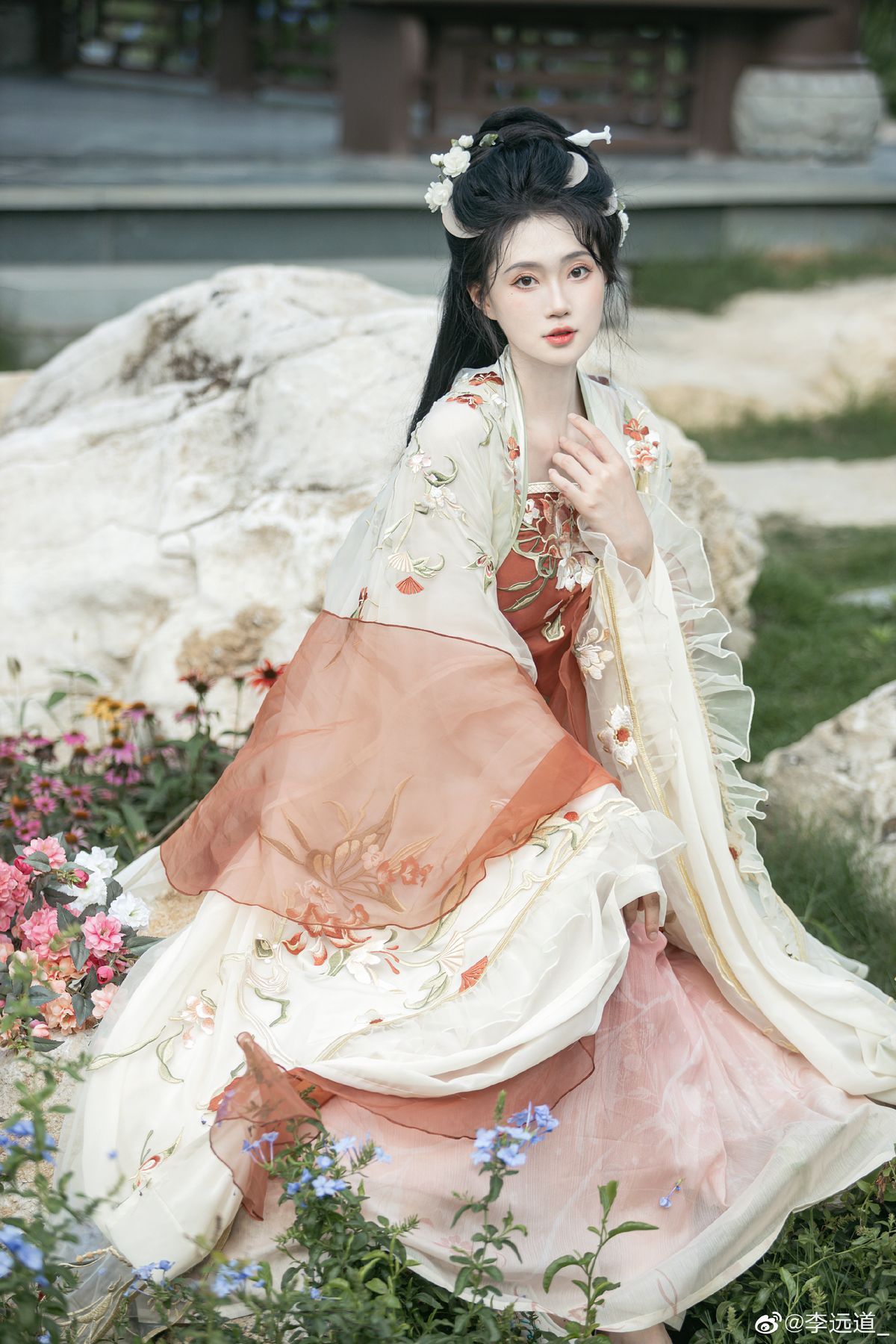 Qujingyis Bai Suzhen-Style Hanfu Fashion:A Closer Look Qujingyis Bai Suzhen-Style Hanfu Fashion:A Closer Look