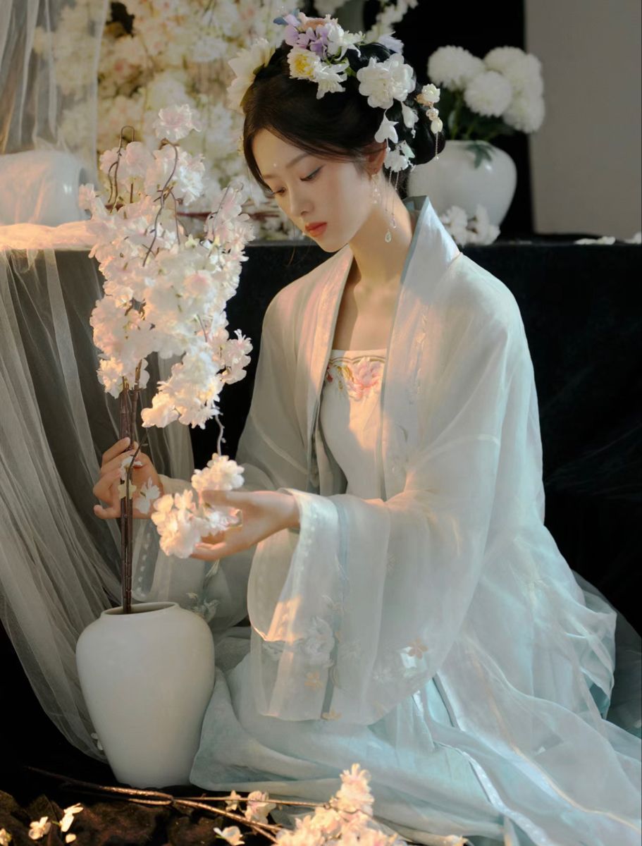 Chinese Cheongsam Fashion:The Perfect Blend of Qipao and Traditional Hair Accessories Chinese Cheongsam Fashion:The Perfect Blend of Qipao and Traditional Hair Accessories