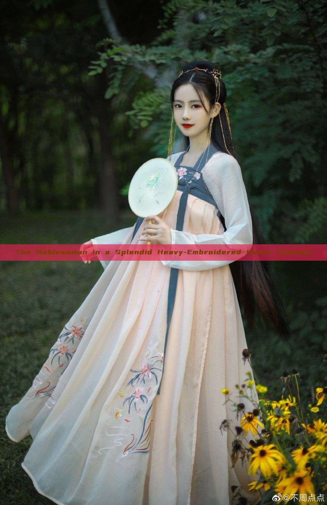 The Noblewoman in a Splendid Heavy-Embroidered Hanfu Costume The Noblewoman in a Splendid Heavy-Embroidered Hanfu Costume