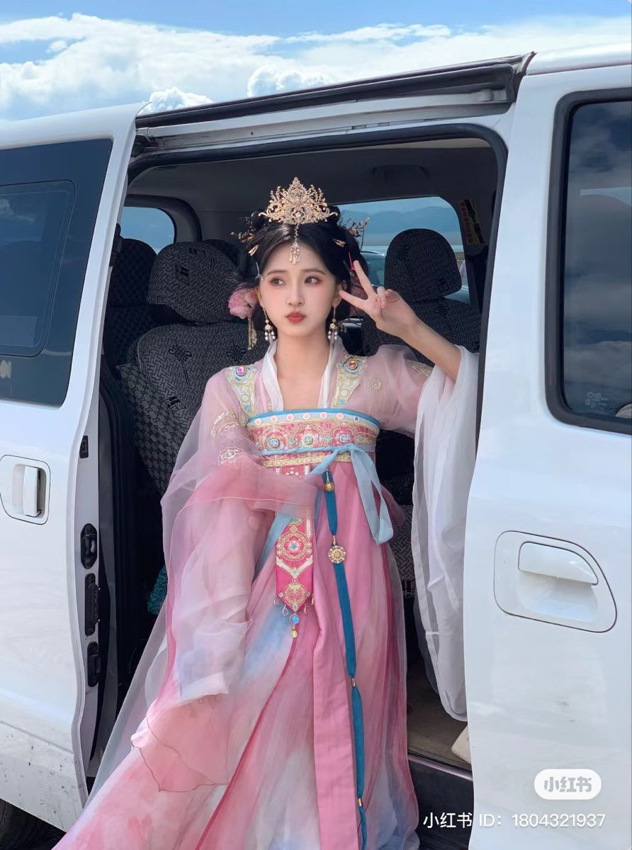 Summer in Glass and Silk:The Story of a Student in Traditional Chinese Hanfu Attire Summer in Glass and Silk:The Story of a Student in Traditional Chinese Hanfu Attire