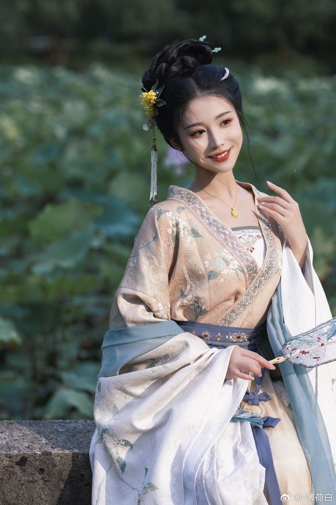 Revisiting the Classic:The Revival of Qipao in the Style of a 12-Year-Old Girl Revisiting the Classic:The Revival of Qipao in the Style of a 12-Year-Old Girl