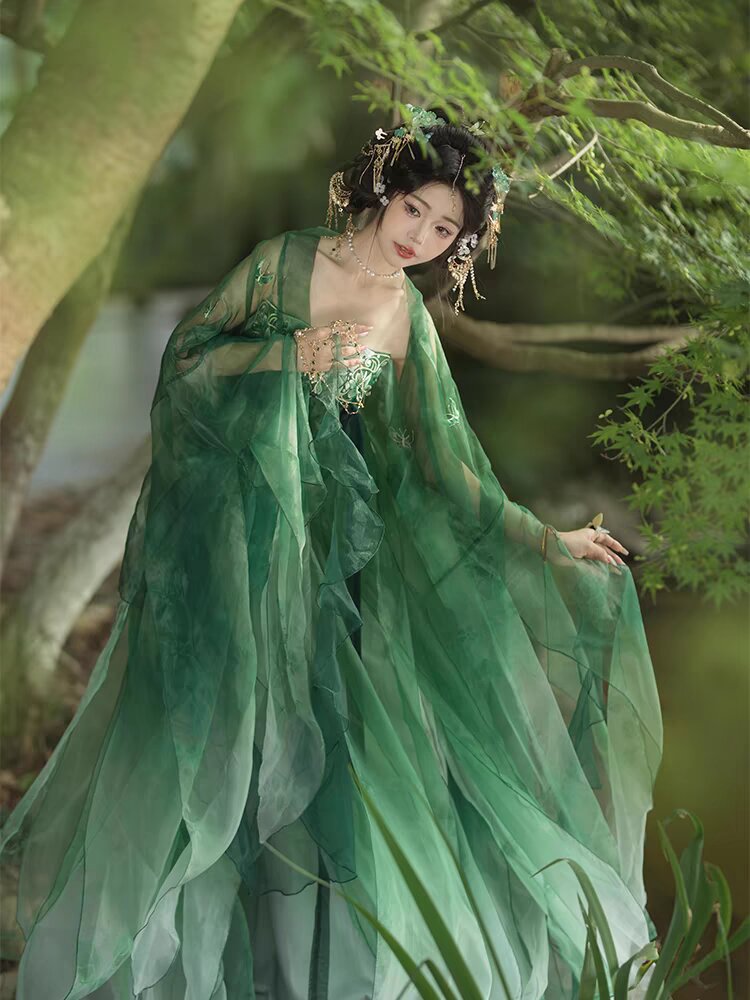 The Enigma of Black Cheongsam:The Elegance of a Traditional Chinese Dress The Enigma of Black Cheongsam:The Elegance of a Traditional Chinese Dress