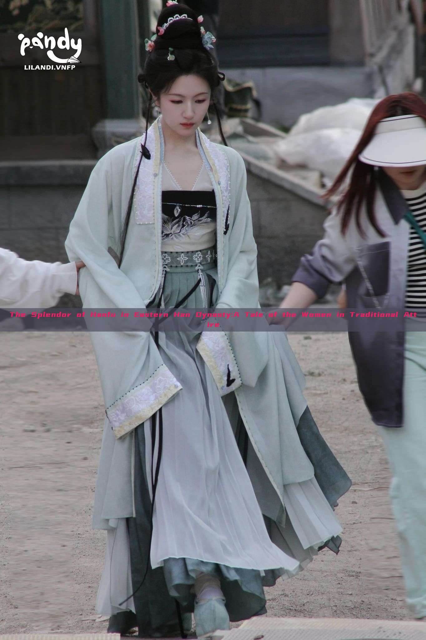 The Splendor of Hanfu in Eastern Han Dynasty:A Tale of the Women in Traditional Attire The Splendor of Hanfu in Eastern Han Dynasty:A Tale of the Women in Traditional Attire