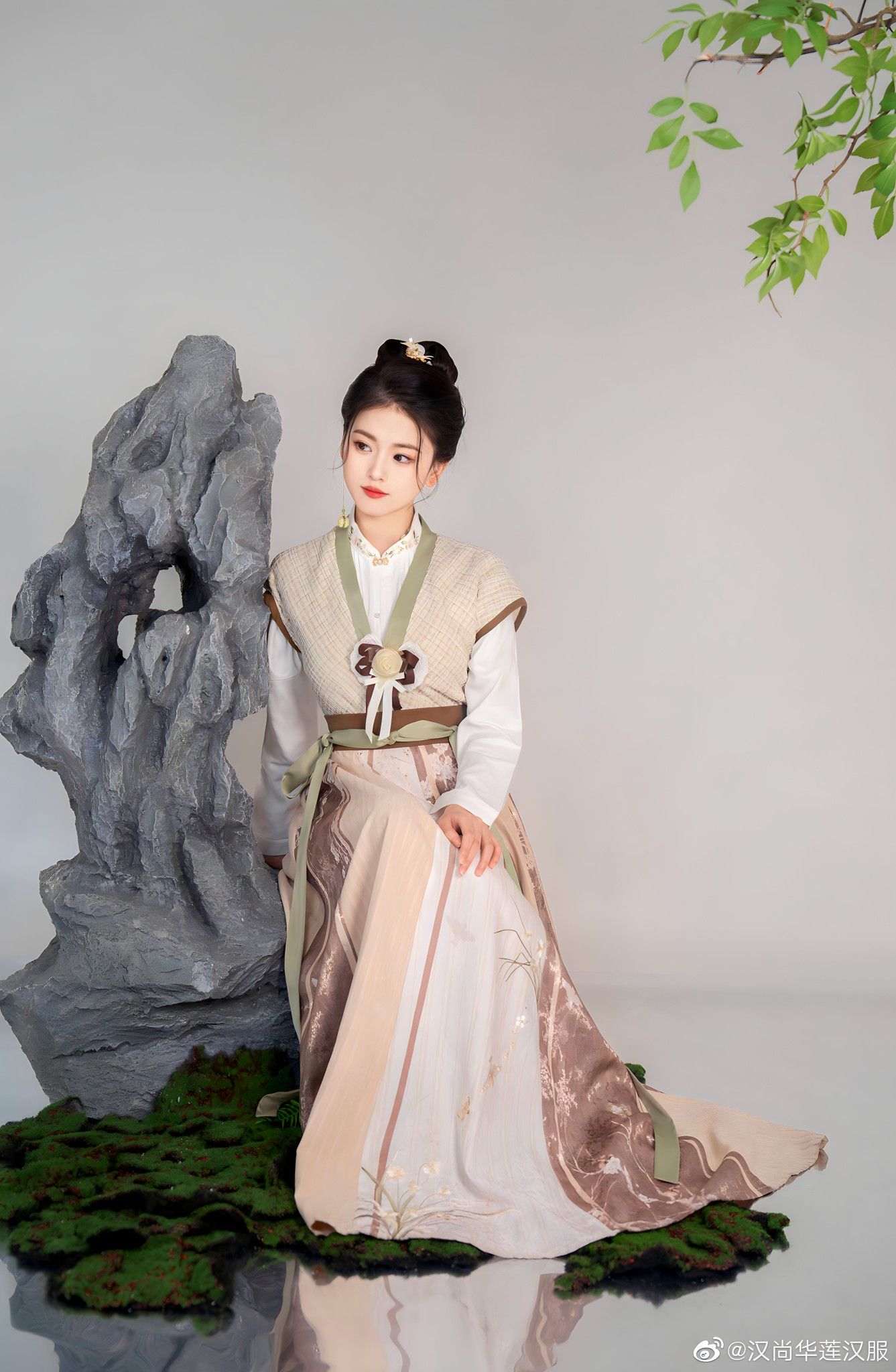 The Imperial Queen in Hanfu:Ancient Chinas Cultural Tapestry The Imperial Queen in Hanfu:Ancient Chinas Cultural Tapestry
