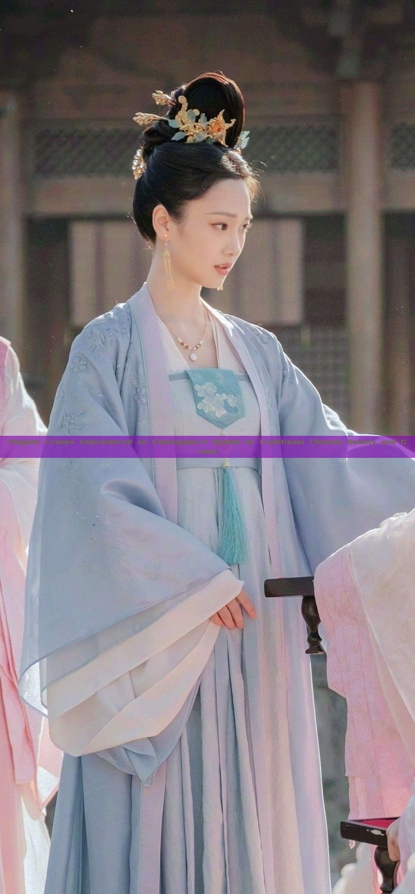 Elegant Cranes Embroidered on Cheongsam:A Symbol of Traditional Chinese Beauty and Grace Elegant Cranes Embroidered on Cheongsam:A Symbol of Traditional Chinese Beauty and Grace