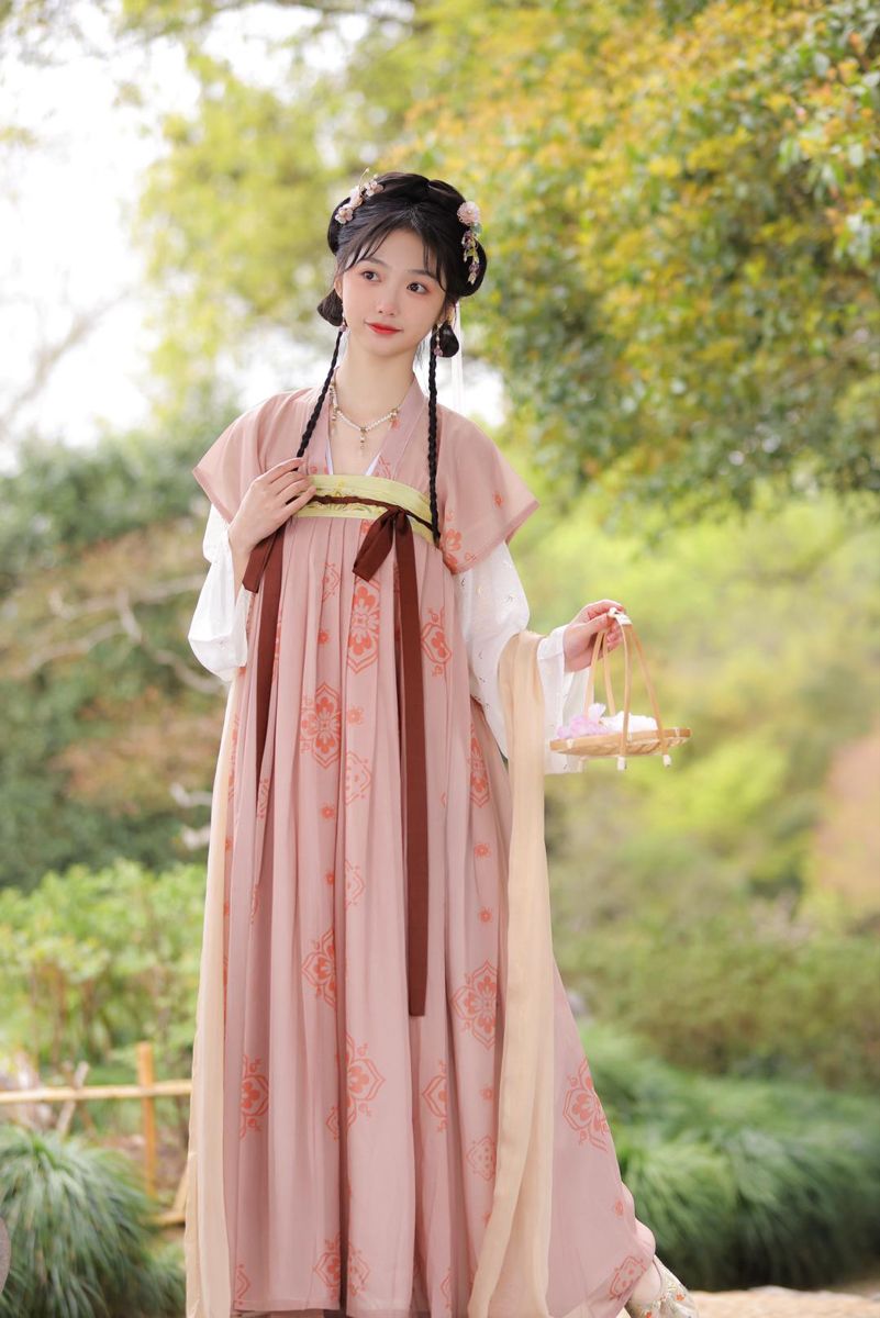 Embracing Tradition:Designing for a 150-Pound Woman in a Cheongsam Embracing Tradition:Designing for a 150-Pound Woman in a Cheongsam