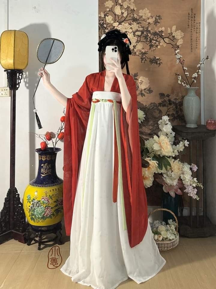 Revisiting the Splendor of Hanfu:The Revival of Han and Tang Costume Tradition Revisiting the Splendor of Hanfu:The Revival of Han and Tang Costume Tradition