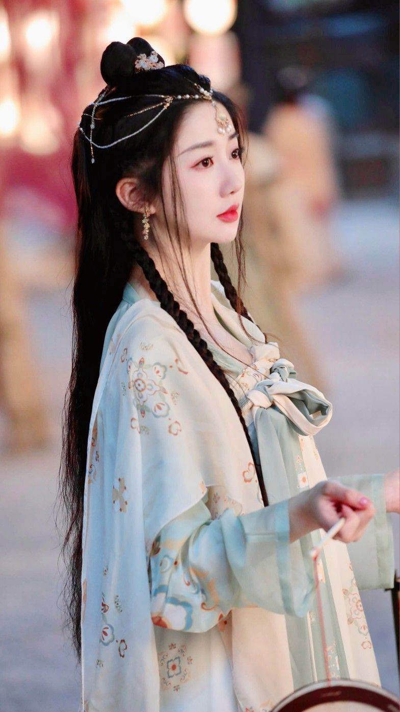 Traditional Chinese Beauty:The Mamen Skirt,Hairpins,and Wood Combs Traditional Chinese Beauty:The Mamen Skirt,Hairpins,and Wood Combs