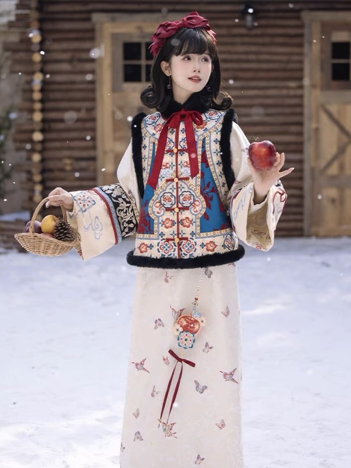 The Journey of Xiao Wei into the World of Hanfu Fashion The Journey of Xiao Wei into the World of Hanfu Fashion