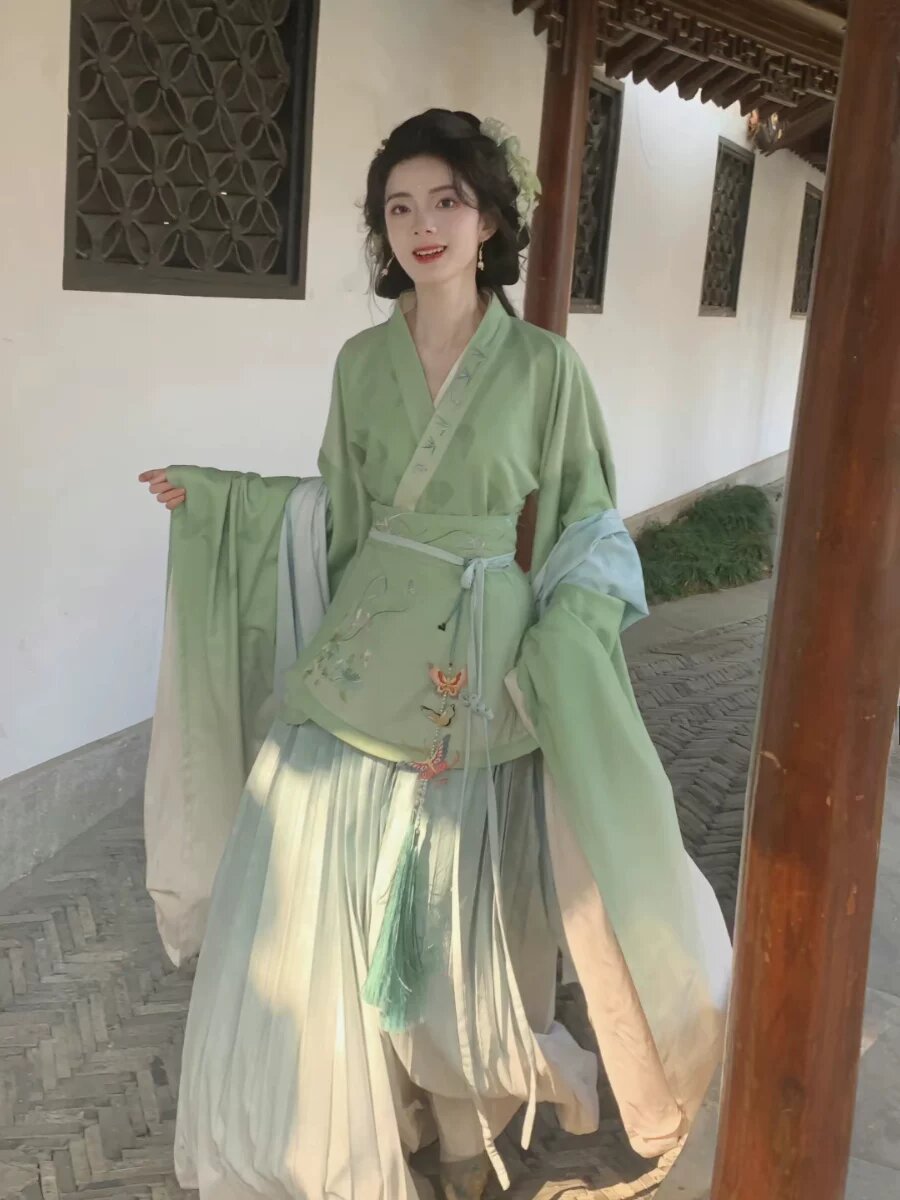 Vintage Shanghais Enchanting Cheongsam:The Erosion of Time in a Traditional Beauty Vintage Shanghais Enchanting Cheongsam:The Erosion of Time in a Traditional Beauty