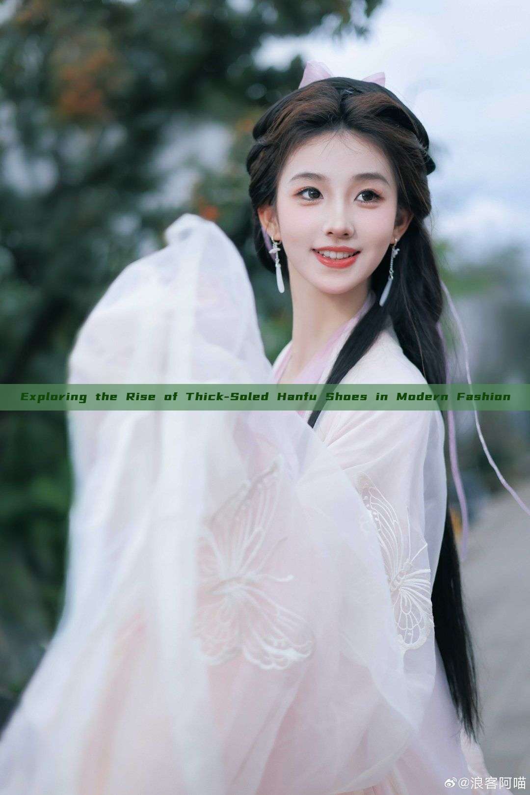 Exploring the Rise of Thick-Soled Hanfu Shoes in Modern Fashion Exploring the Rise of Thick-Soled Hanfu Shoes in Modern Fashion
